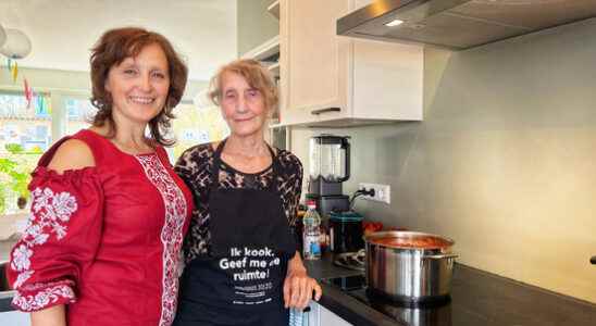 Ukrainian mother and daughter brew borsj in Baarn For the