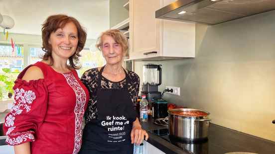 Ukrainian mother and daughter brew borsj in Baarn For the