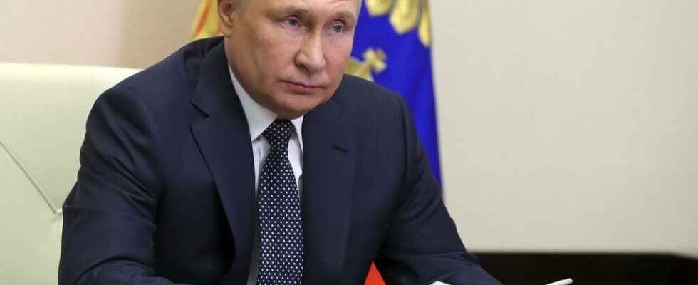 Vladimir Putin signs a decree to impose payment in rubles