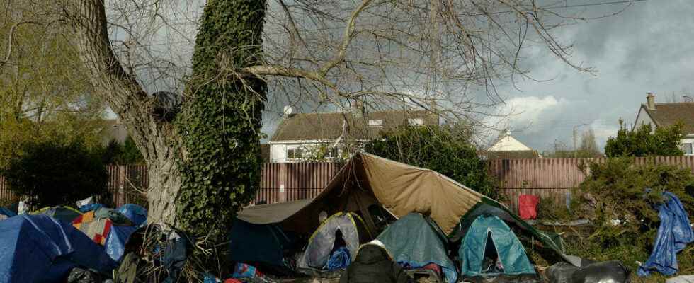 in Calais associations denounce the unequal treatment of refugees