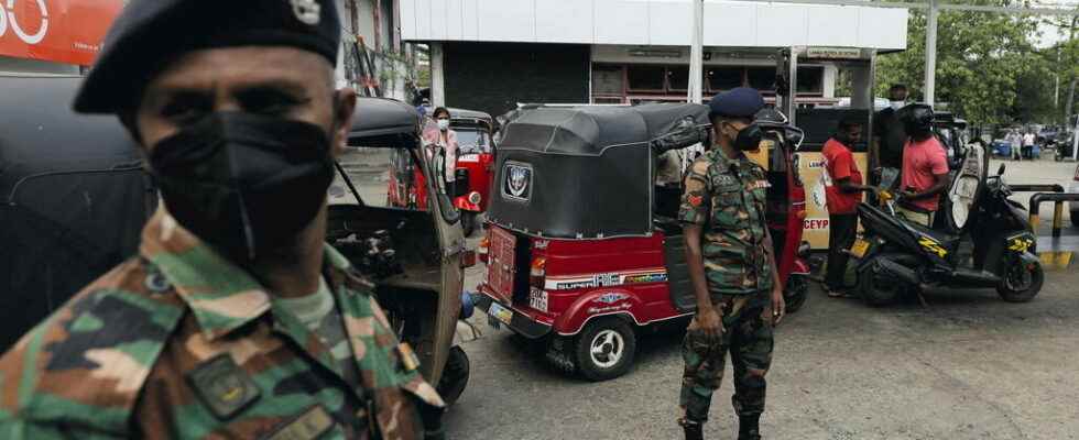 soldiers deployed to service stations in the face of fuel