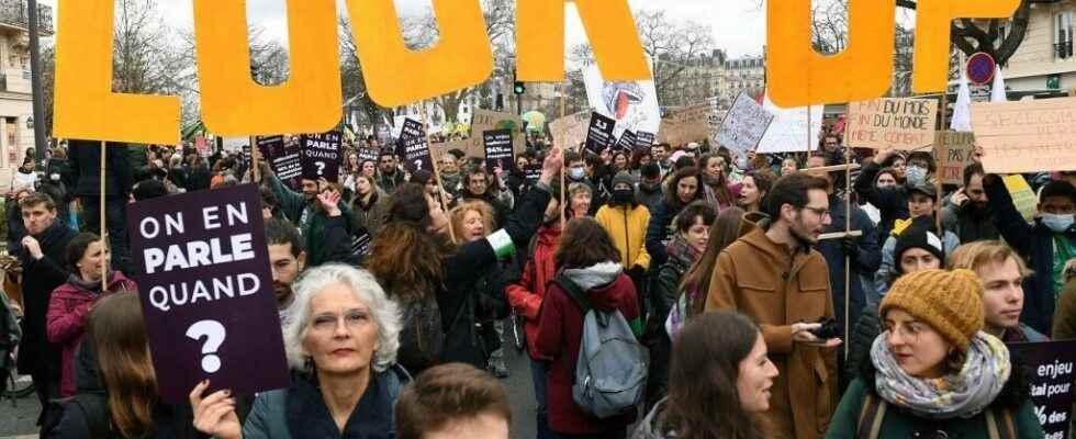 thousands of demonstrators march for the climate before the presidential