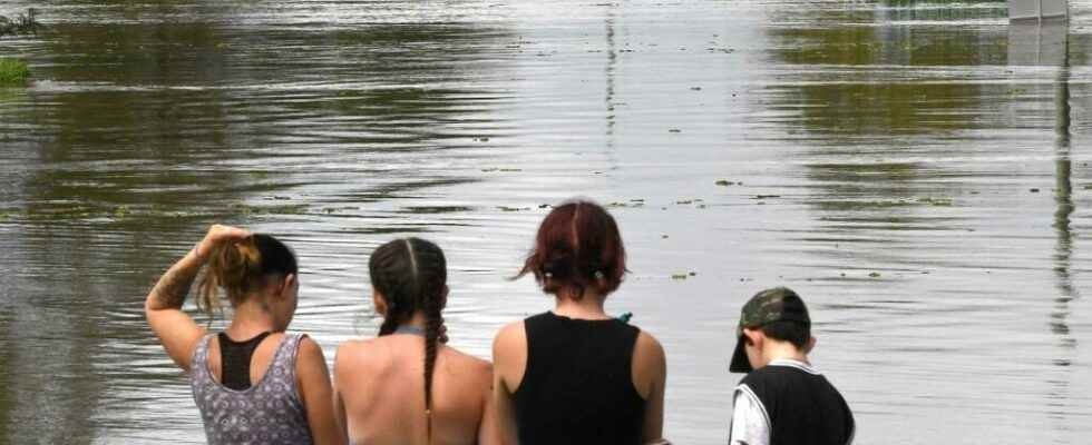 torrential rains and floods now on Sydneys doorstep