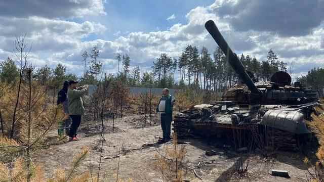 Residents of the region take pictures with vehicles belonging to the Russian army.