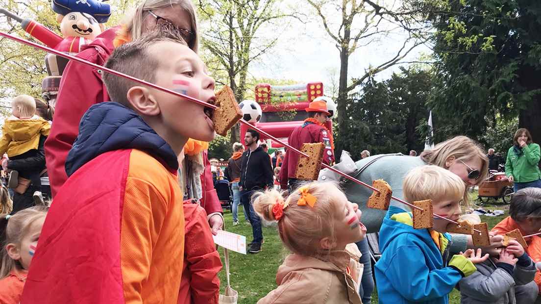 In the Baarn Peking garden there is a lot of cake eating.