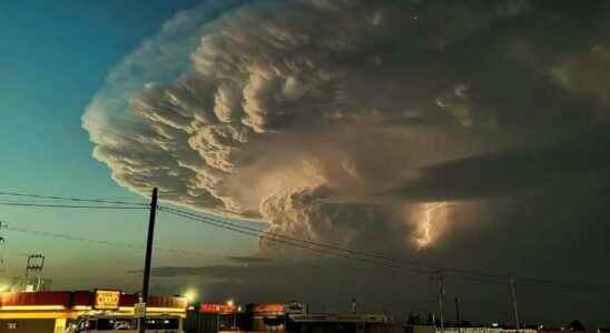 Atomic bomb shaped cloud scares Mexicans