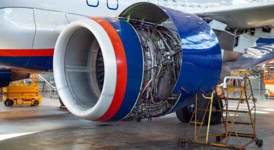 Become an aeronautical maintenance engineer training opportunities salary