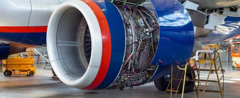 Become an aeronautical maintenance engineer training opportunities salary