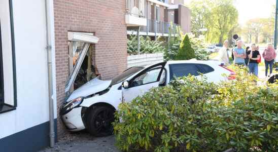 Car drives into house in Woerden