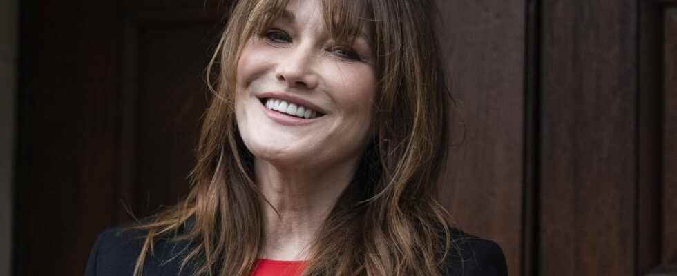 Carla Bruni reveals the surprising contents of her handbag