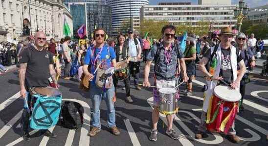 Climate crisis Extinction Rebellion blocks four of Londons busiest bridges