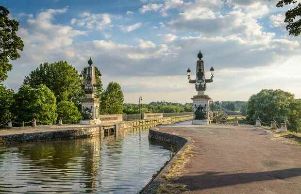 Cruise on the Loire Canal