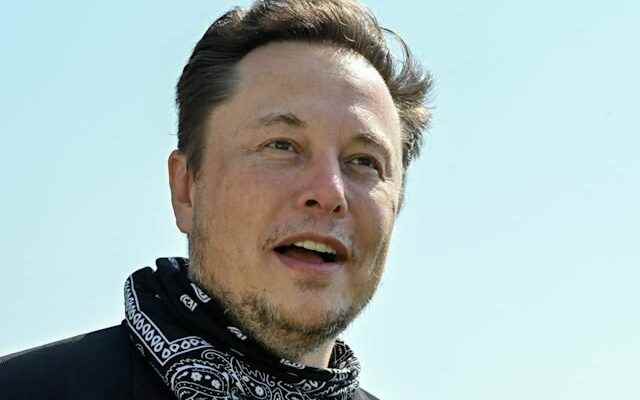 Elon Musk insists on Twitter with record offer