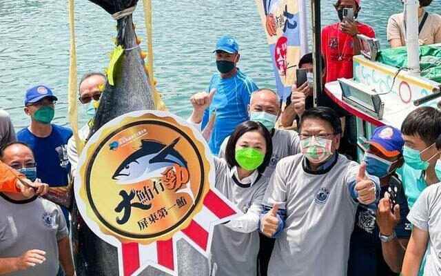 Giant tuna sold for record price in Taiwan