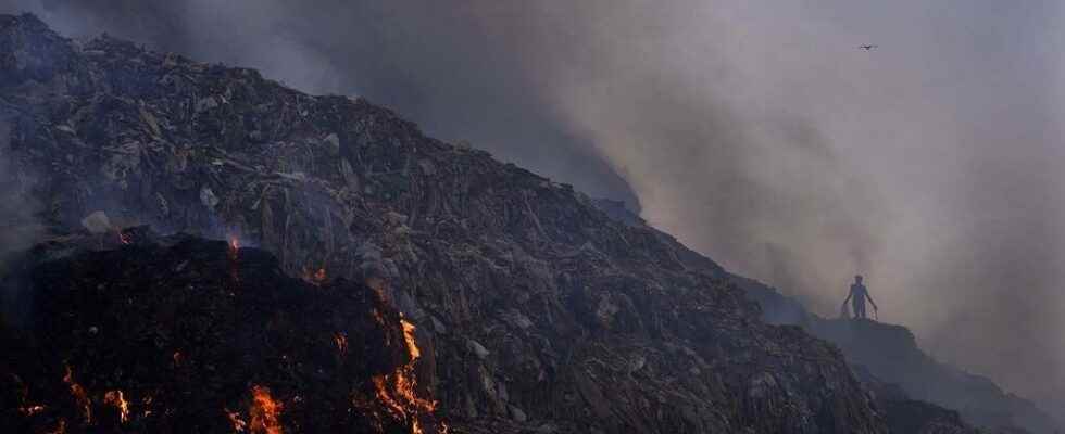 Heat wave causes colossal fire at New Delhi dump