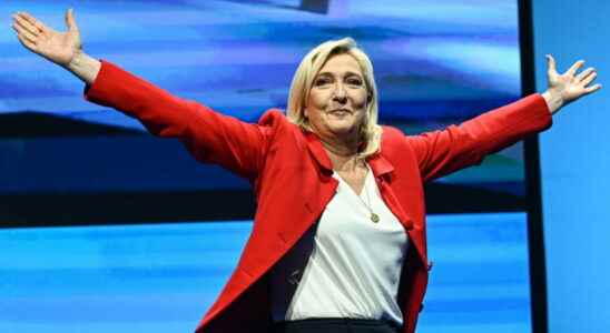 Le Pen appeals to patriots on all sides Macron defends