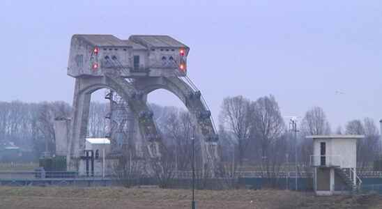 Lock at Amerongen closed due to a ship stuck 20