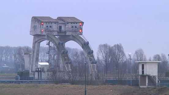 Lock at Amerongen closed due to a ship stuck 20