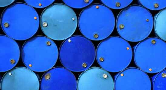 Price of a barrel of oil it is falling sharply