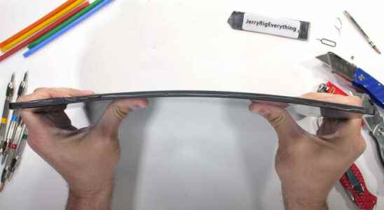 Samsung Galaxy Tab S8 Ultra put to bend test Video