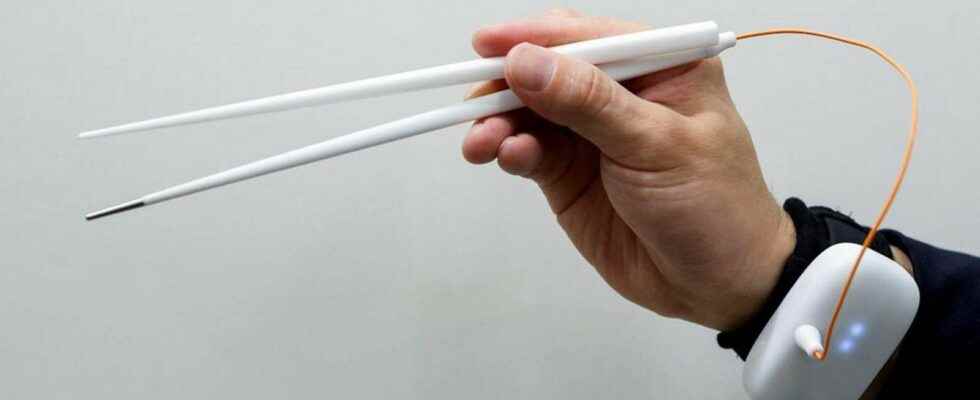 These connected chopsticks change the salty taste of food