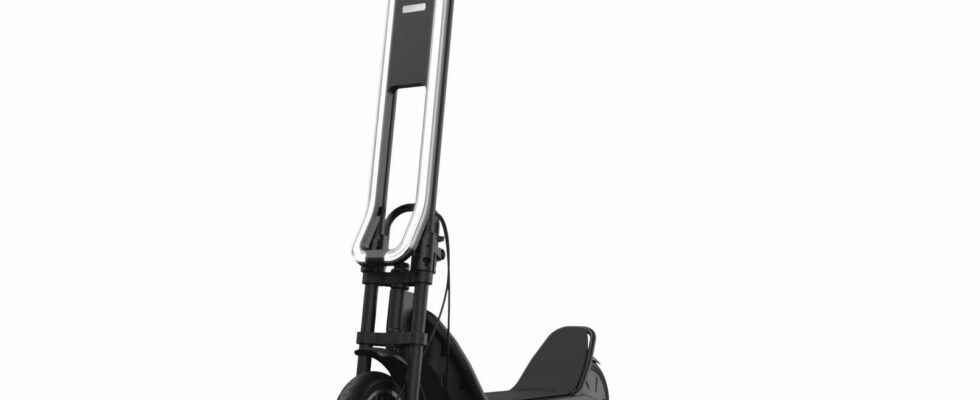 This electric scooter uses a 100 serviceable battery