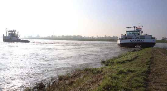 Weir open again at Amerongen after refloating a stalled ship