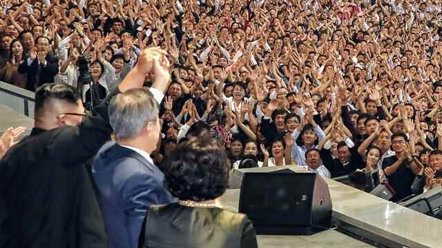 Listening to South Korean leader Moon Jae-in's speech, the North Koreans applauded.