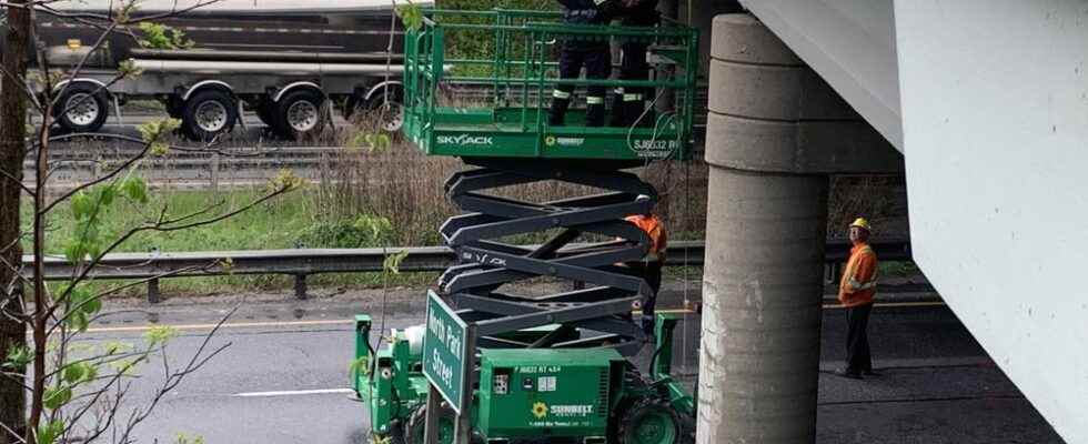 1652954354 Truck strikes North Park Street bridge over 403