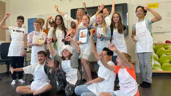 Cooking together in the classroom with TV chef Sandra Ysbrandy