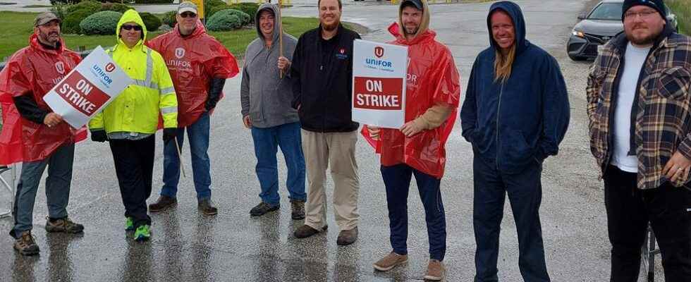 First picket line at Enbridge Gas Dawn Hub in 48