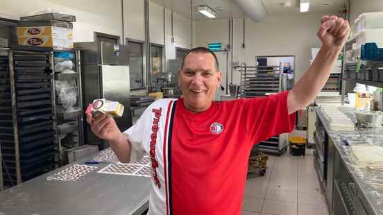 Leerdam baker bakes thousands of Feyenoord tompouces Much tastier than