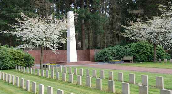 Modest commemoration of Victory Day on Soviet War Cemetery in