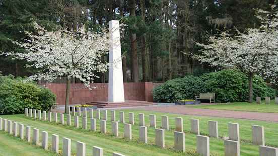 Modest commemoration of Victory Day on Soviet War Cemetery in