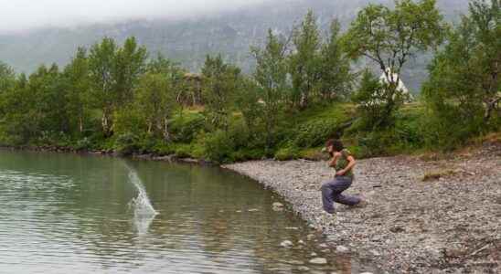 Physics how to ricochet on water