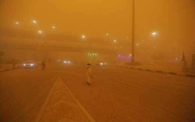 Sandstorm captured Iraq Thousands of people were in danger of