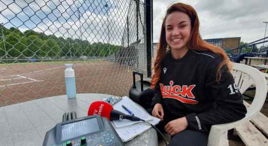 Softball player Eva Voortman from De Bilt puts in a