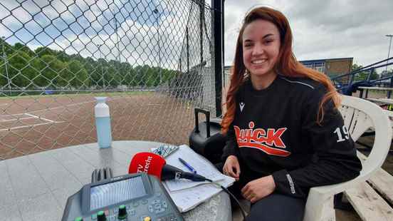 Softball player Eva Voortman from De Bilt puts in a