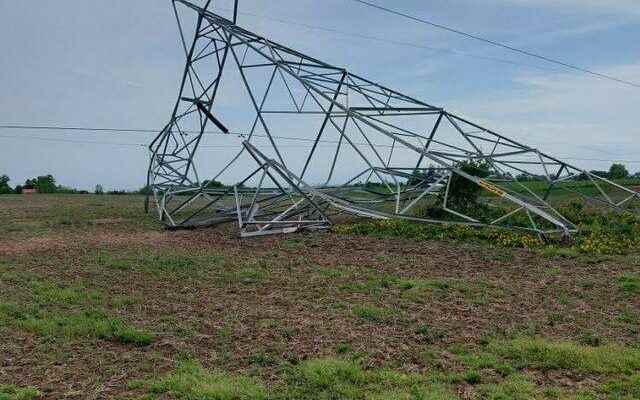 Storm hit Canada 8 people died 1 million people were