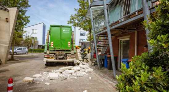 Truck collides with facade of house in Amersfoort