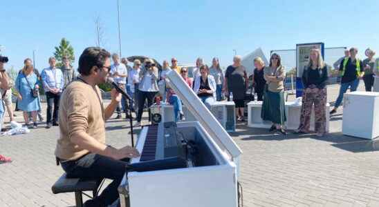 Xander de Buisonje sings goodbye to his energy guzzling fridge Come