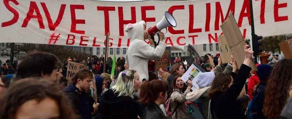 climate activists demonstrate for a Russian gas and oil embargo