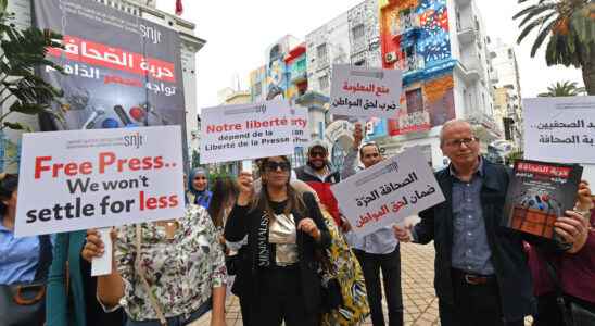 demonstration of journalists against the decline of freedoms