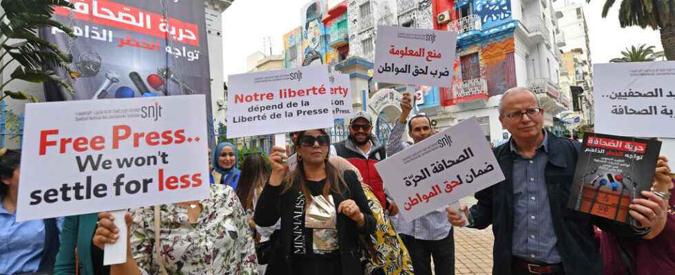 demonstration of journalists against the decline of freedoms