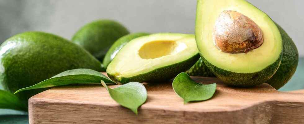 Avocado skin and pit how to recycle them