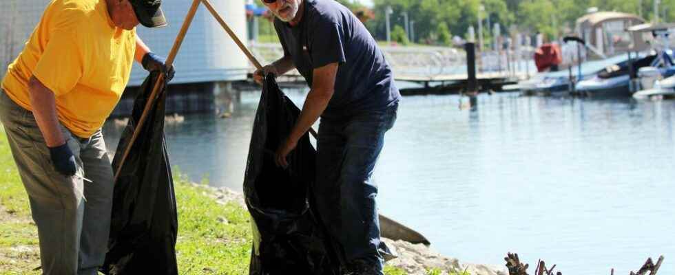 Bluewater Anglers put down the rods for a day to