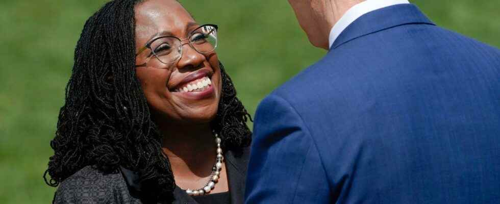 Brown Jackson is sworn in as HD judge