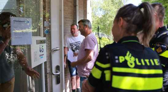 Campaigning farmers report to the ChristenUnie party office in Amersfoort