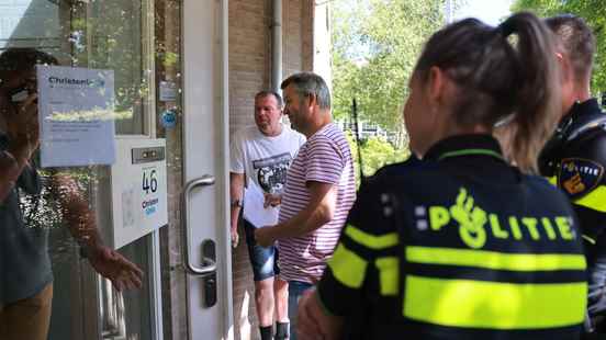 Campaigning farmers report to the ChristenUnie party office in Amersfoort