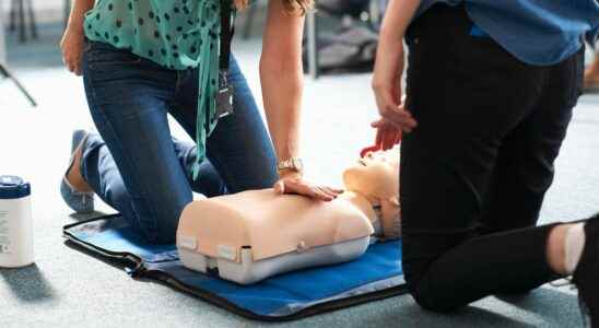 Cardiac massage she invents a mannequin with breasts to save